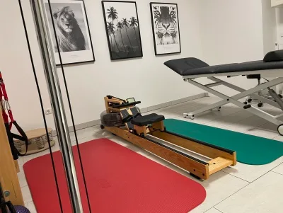 Trainingsraum mit Rudergerät und Therapieliege bei physio mölmsch