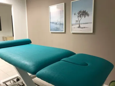 Ruhiger Behandlungsraum mit Therapieliege bei physio mölmsch