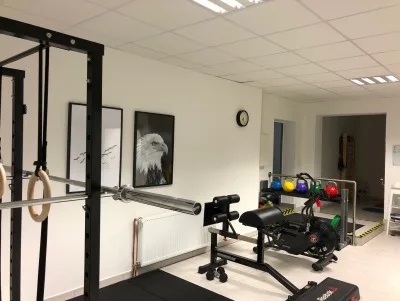 Trainingsbereich mit Rack, Ringen und Trainingsgeräten bei physio mölmsch